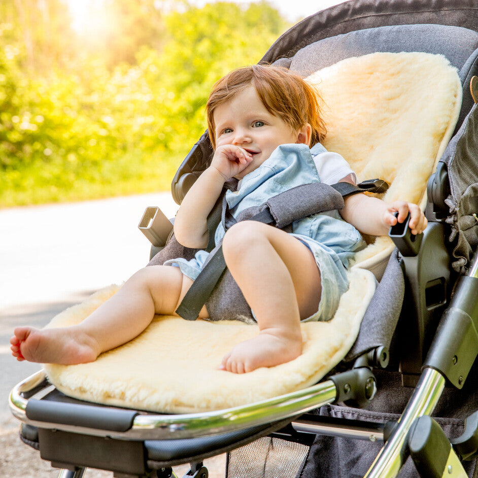 Lammfell Im Sommer Im Kinderwagen